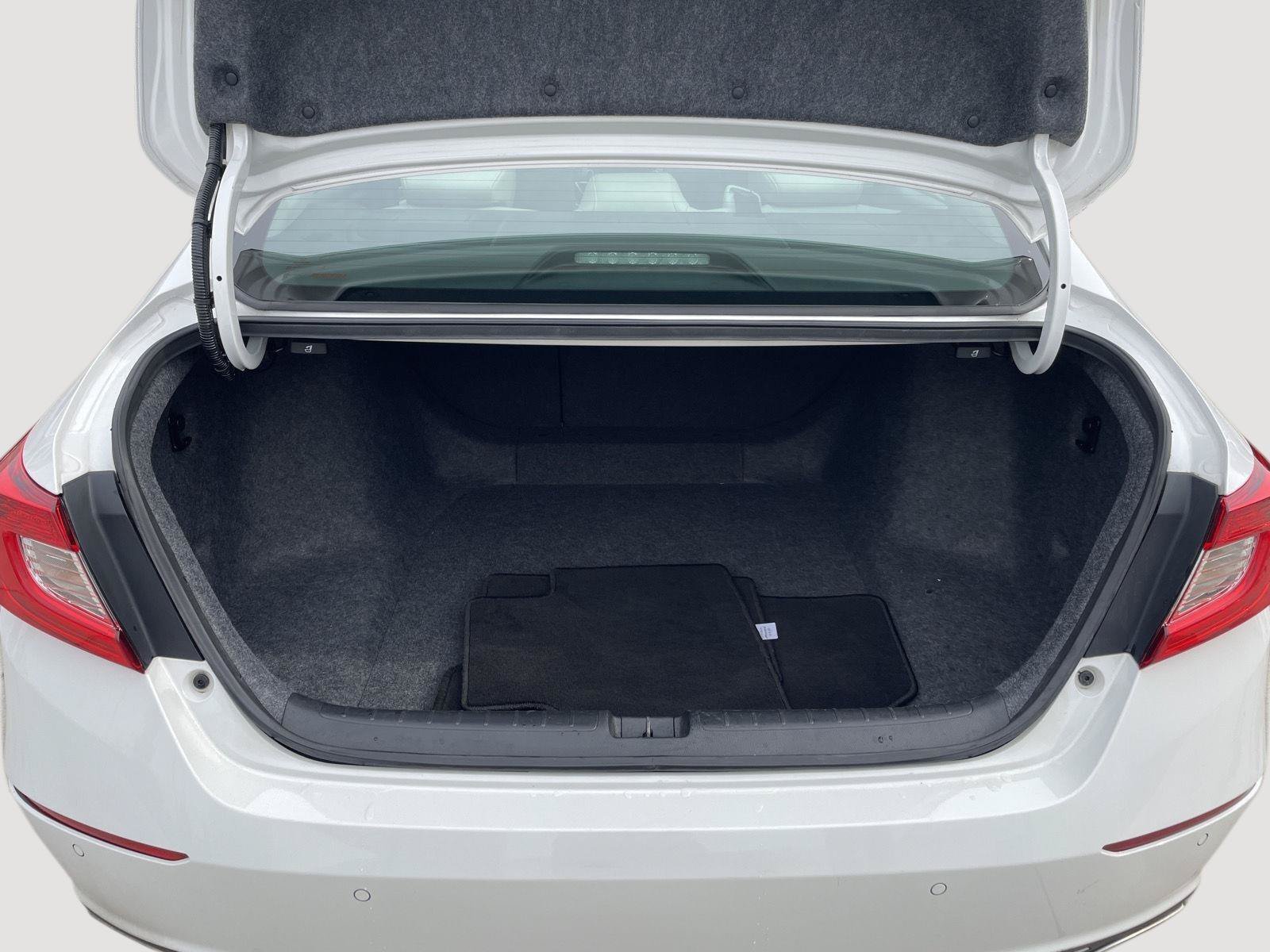 Used 2018 Honda Accord Touring image 7