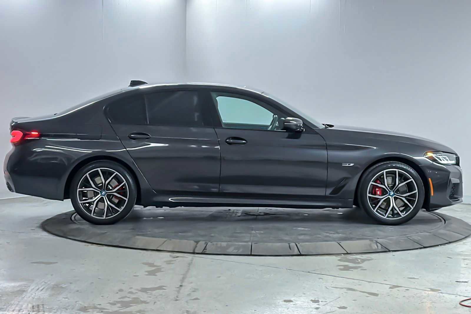 Used 2023 BMW 530e w/ Executive Package image 8