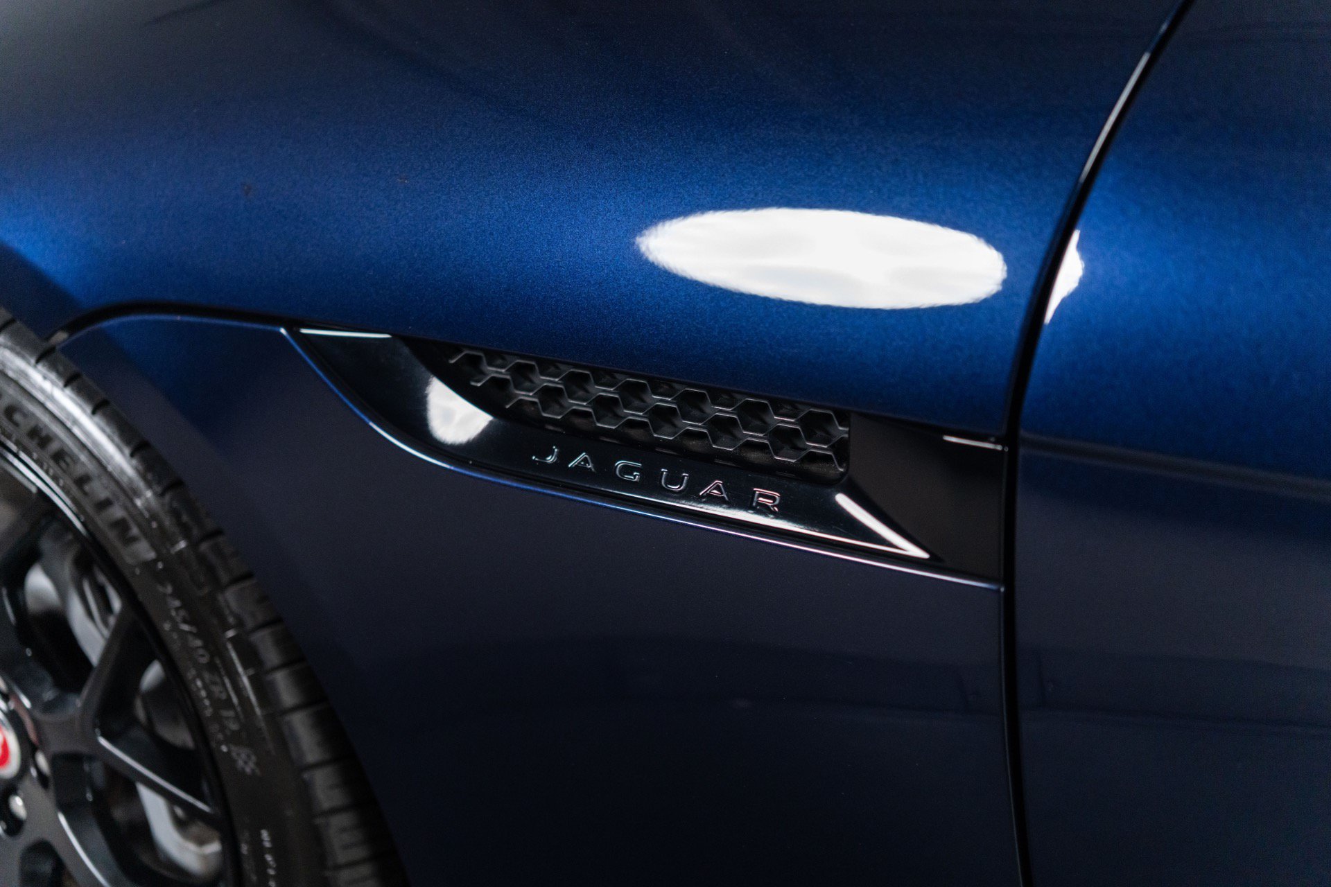 Used 2018 Jaguar F-TYPE Coupe RWD image 7