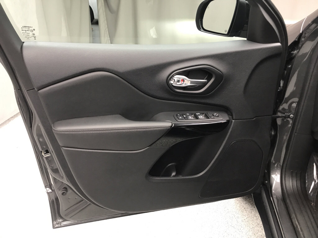 Used 2023 Jeep Cherokee Altitude Lux image 3