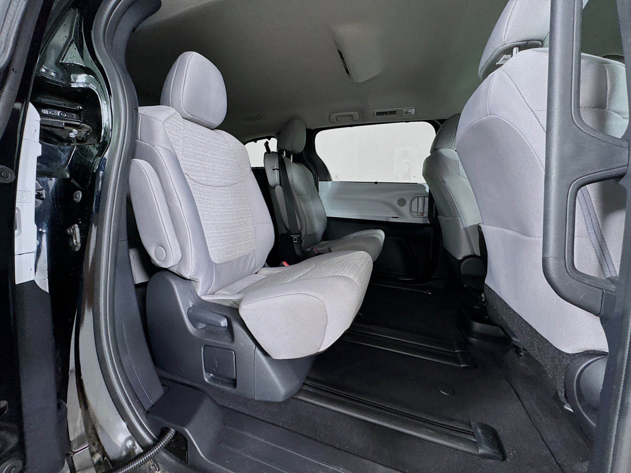 Certified 2026 Toyota Sienna LE FWD image 27