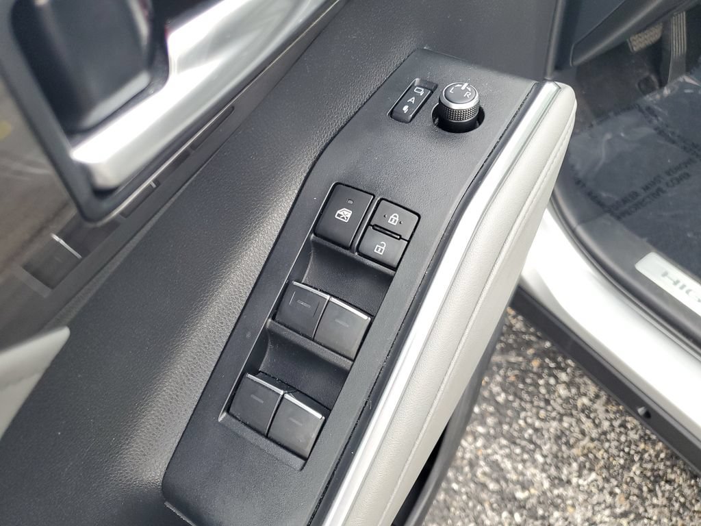 Used 2024 Toyota Highlander Limited AWD/4WD image 10