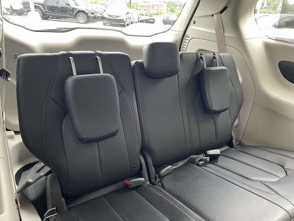 Certified 2017 Chrysler Pacifica Touring-L FWD image 18