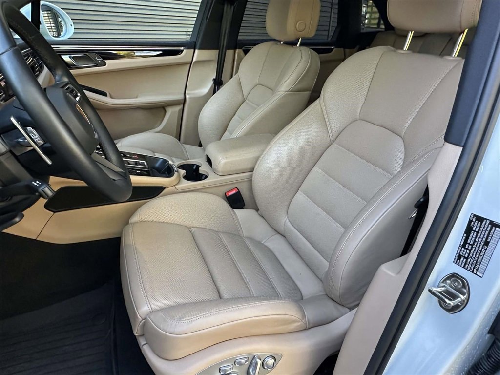 Certified 2025 Porsche Macan image 6