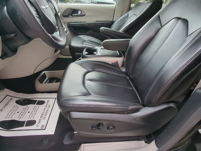 Used 2023 Chrysler Pacifica Touring-L FWD image 10