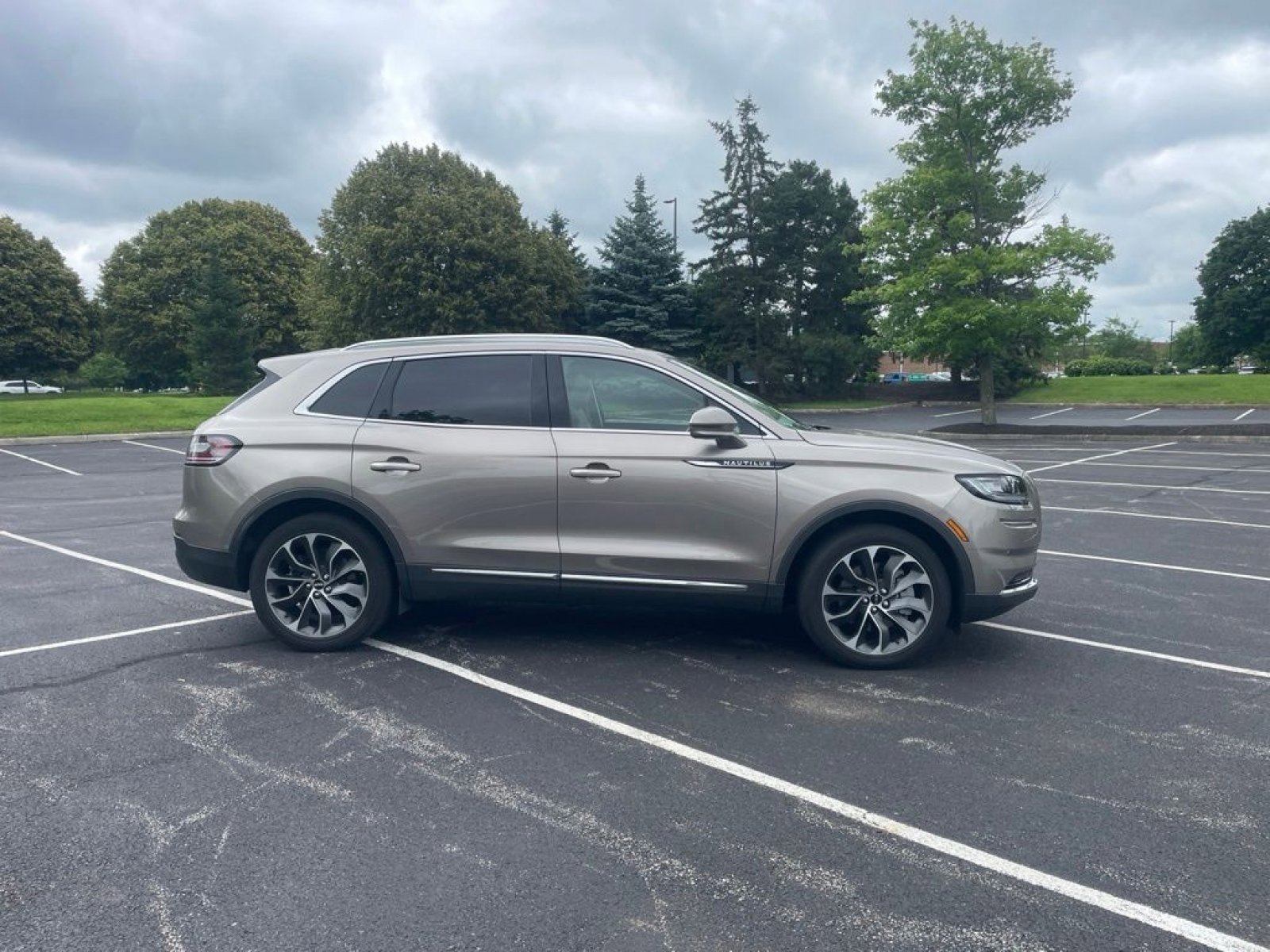 Used 2021 Lincoln Nautilus Reserve AWD/4WD image 4