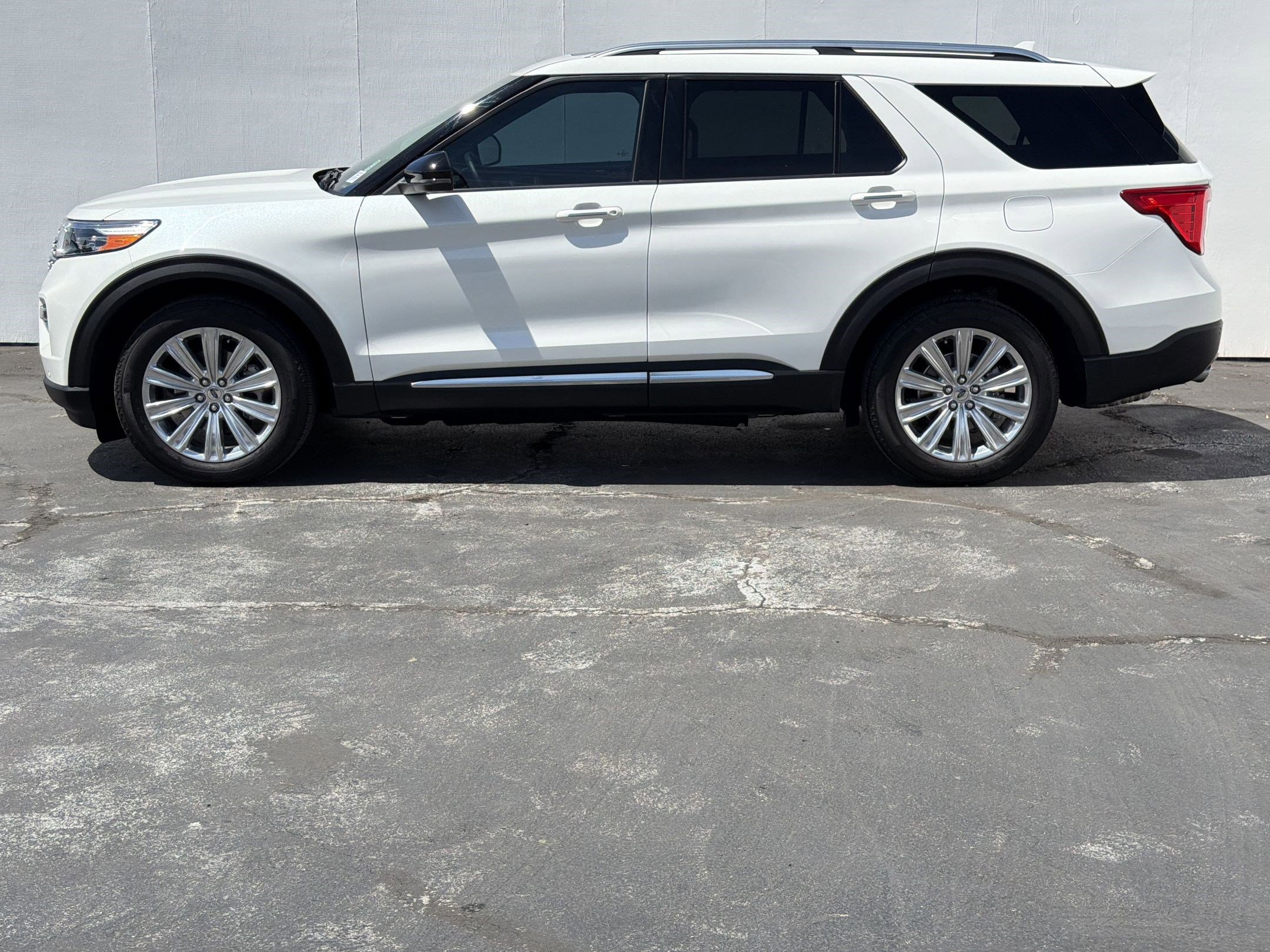 Used 2023 Ford Explorer Limited w/ Equipment Group 301A image 2