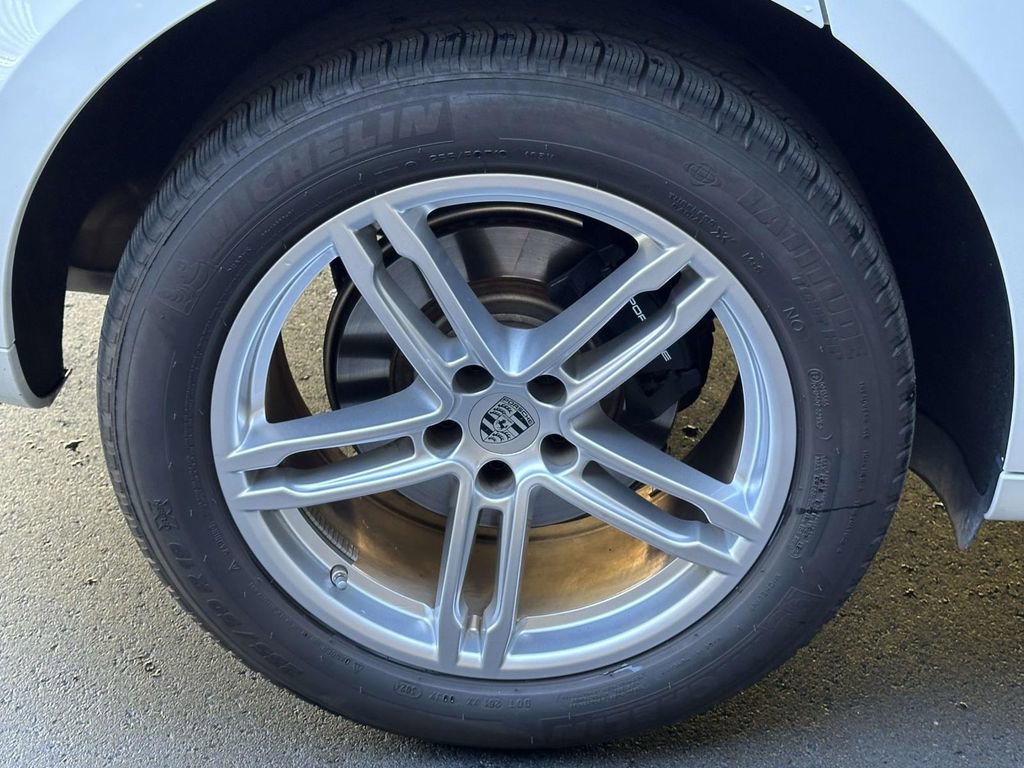 Certified 2025 Porsche Macan image 10