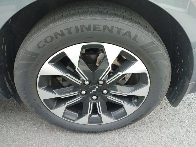 Used 2024 Kia Carnival EX image 8