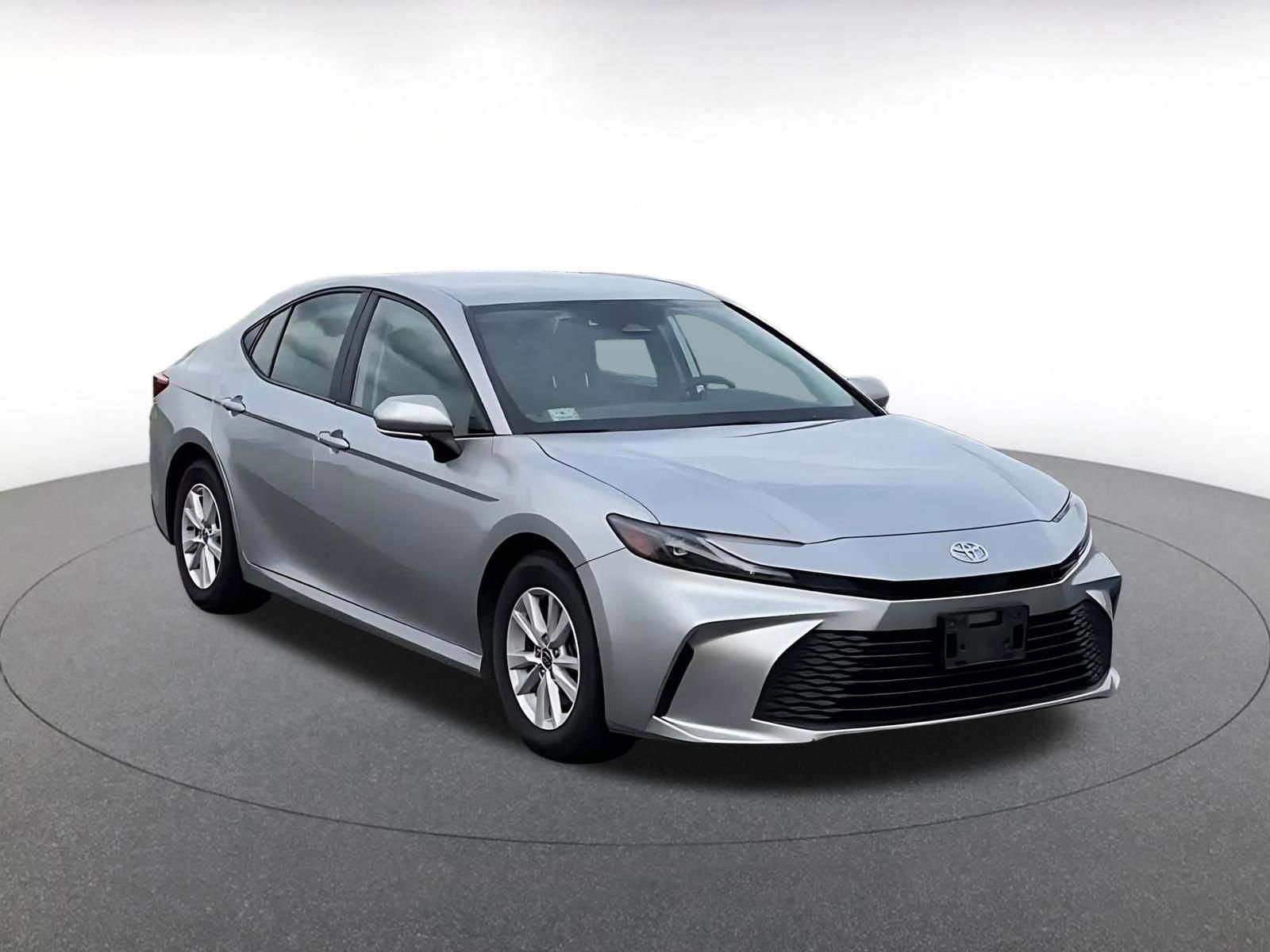 Used 2025 Toyota Camry LE image 3