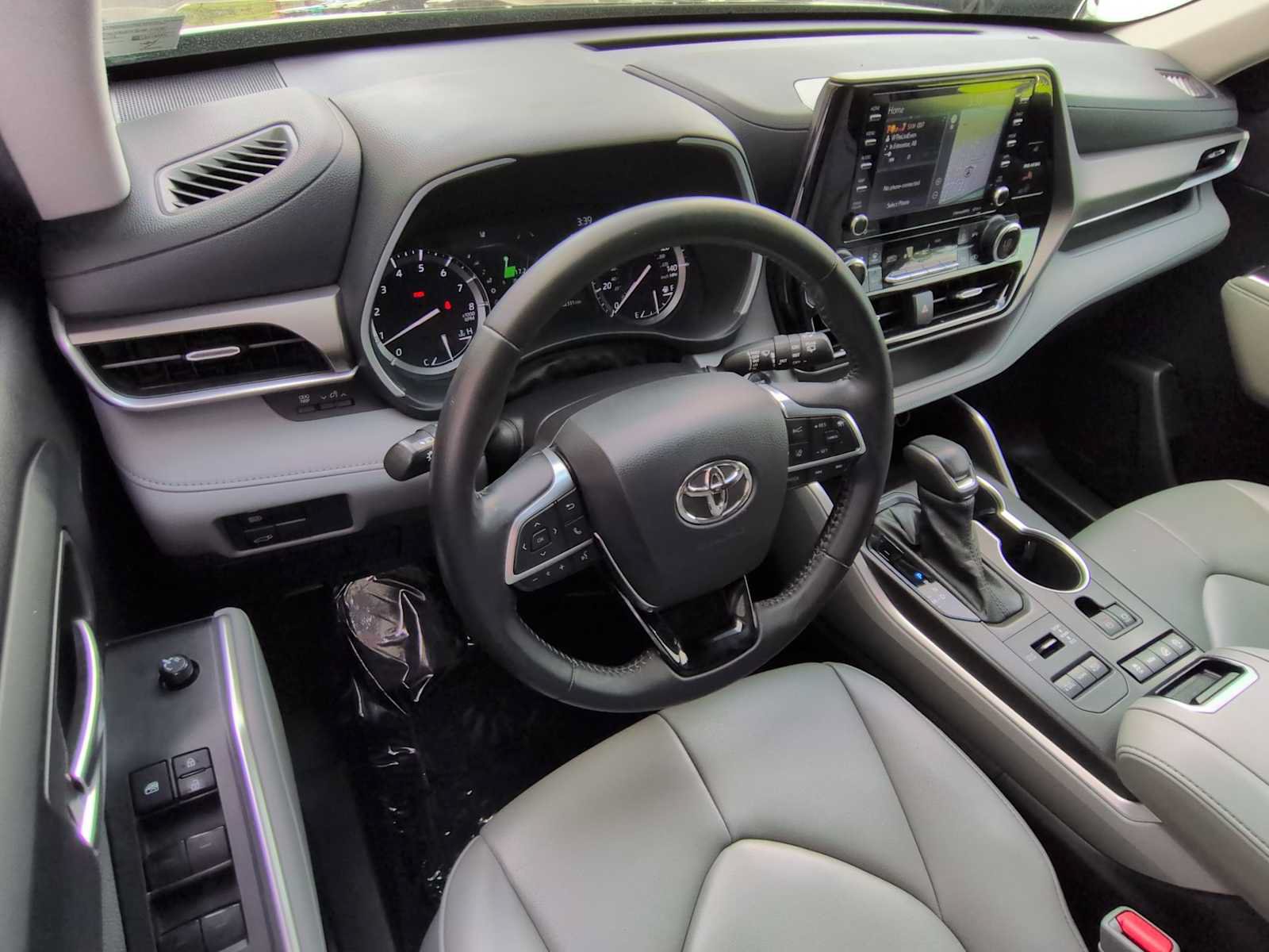 Used 2021 Toyota Highlander XLE AWD/4WD image 10