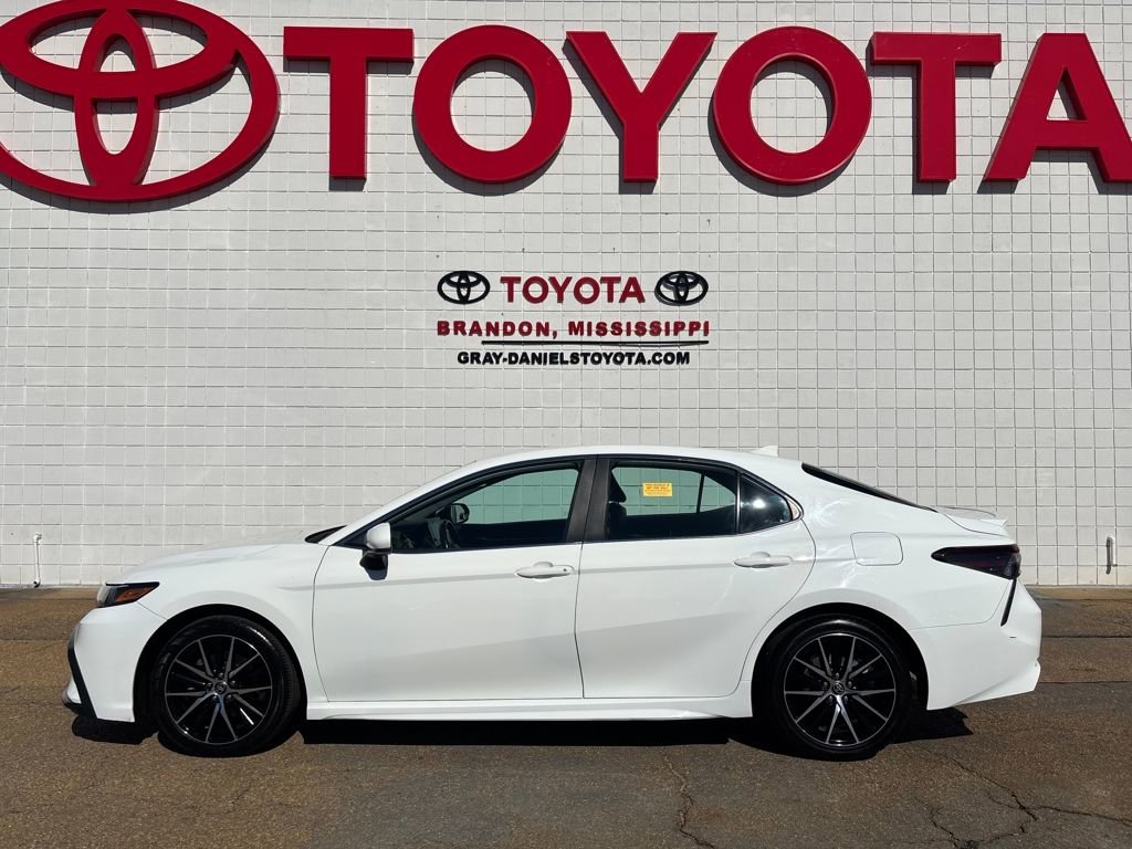 Used 2021 Toyota Camry SE image 2