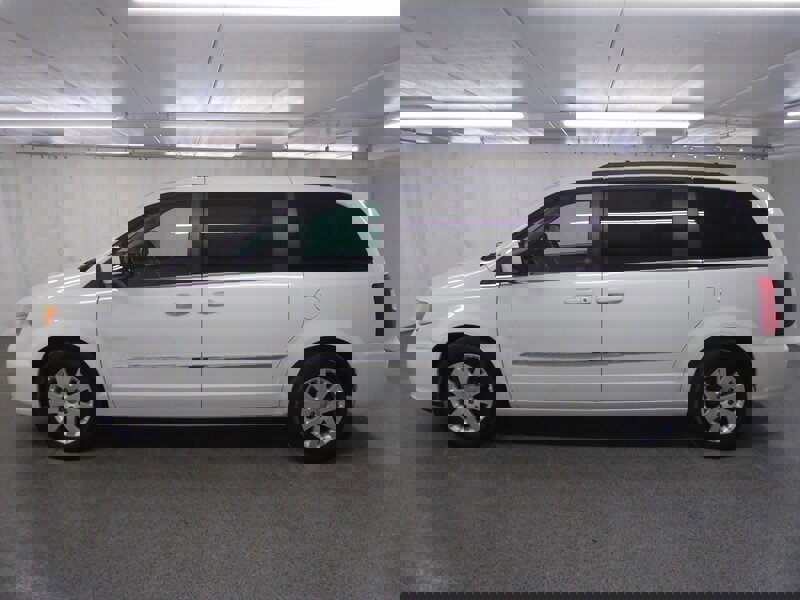 Used 2013 Chrysler Town & Country Touring image 4