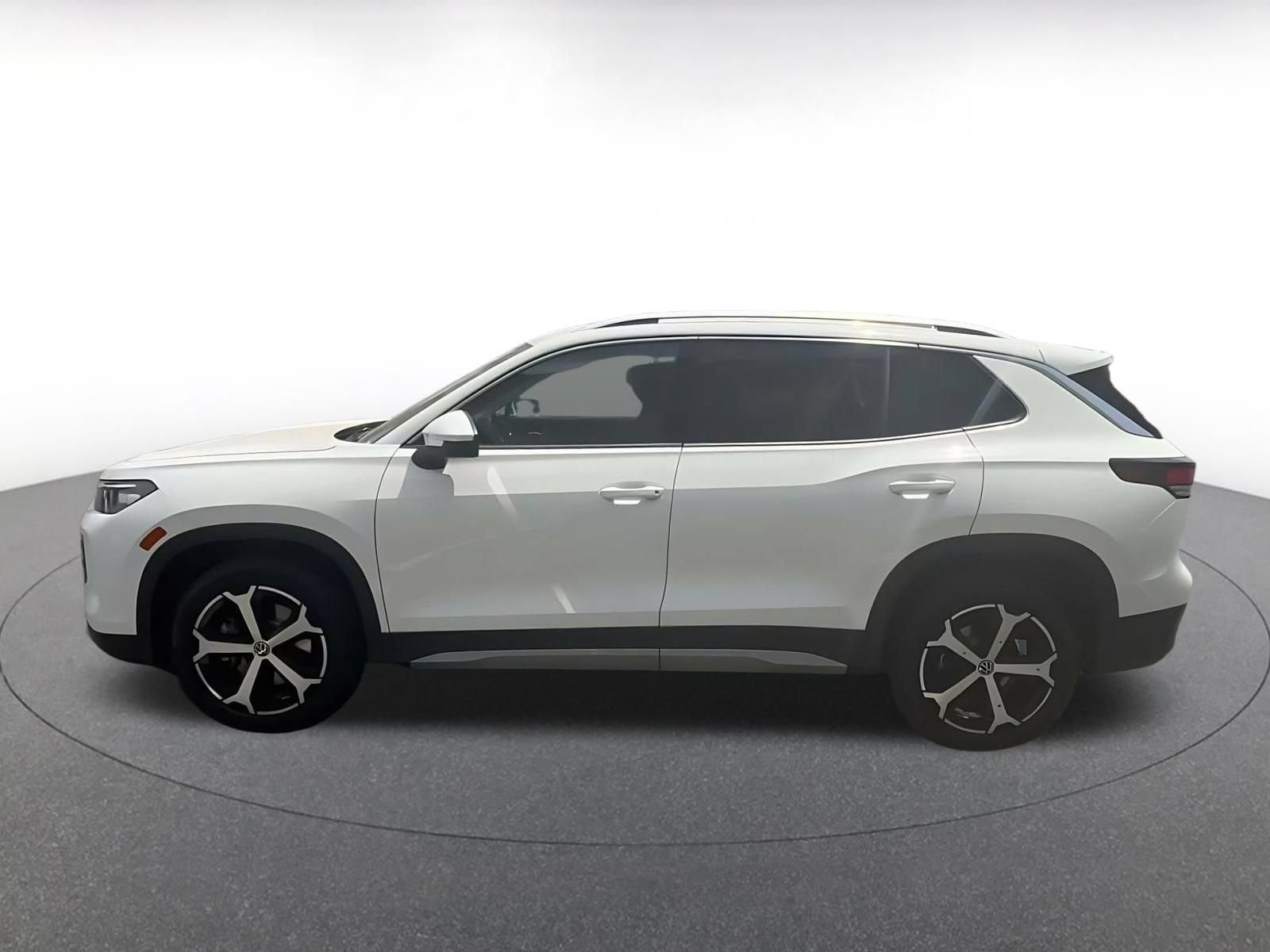 Used 2026 Volkswagen Tiguan SE AWD/4WD image 9