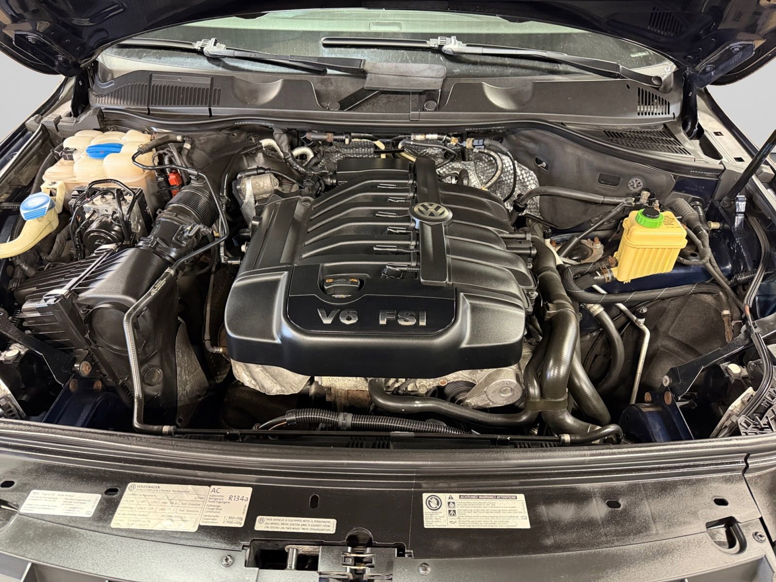 Used 2013 Volkswagen Touareg Sport image 27