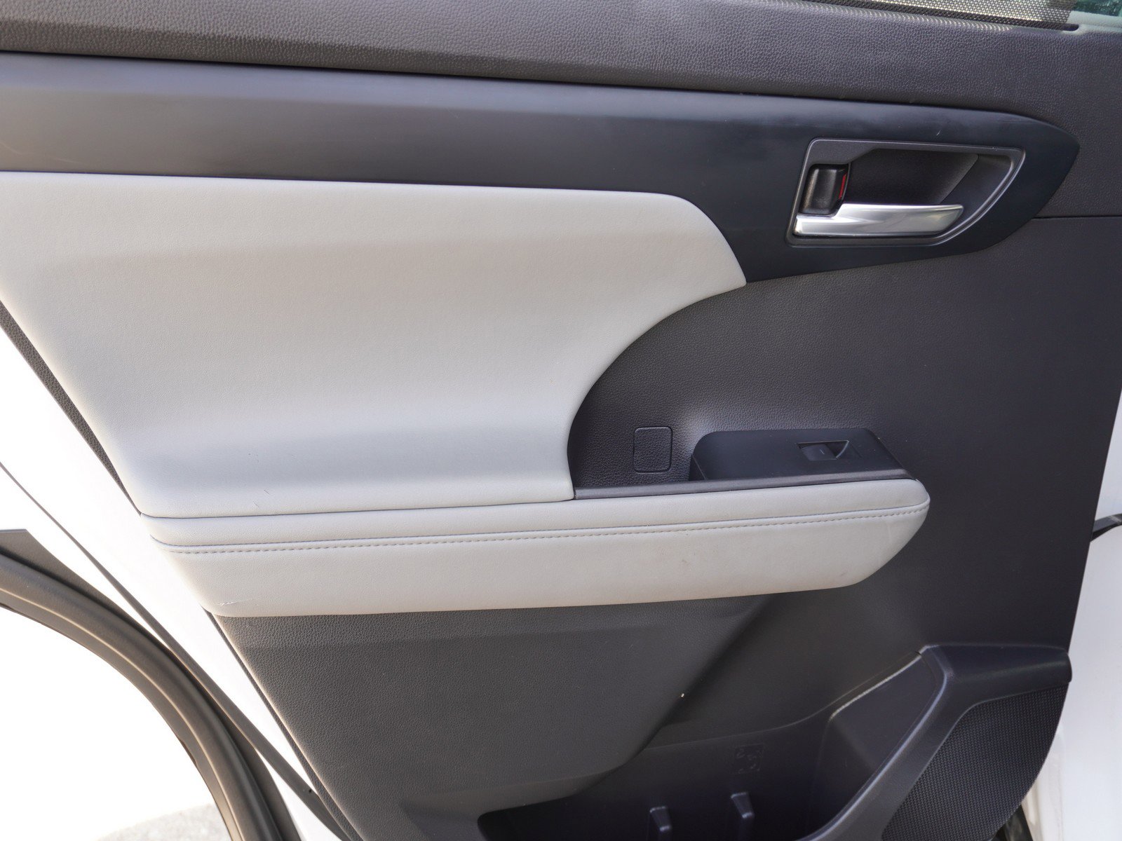 Used 2022 Toyota Highlander XLE image 13