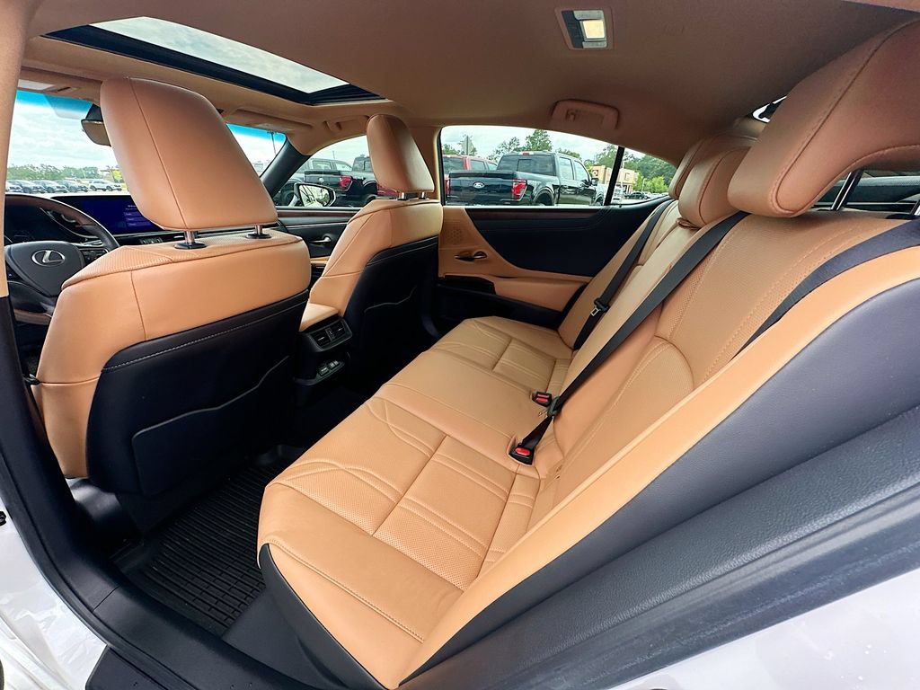 Used 2024 Lexus ES 300h w/ Technology Package FWD image 4