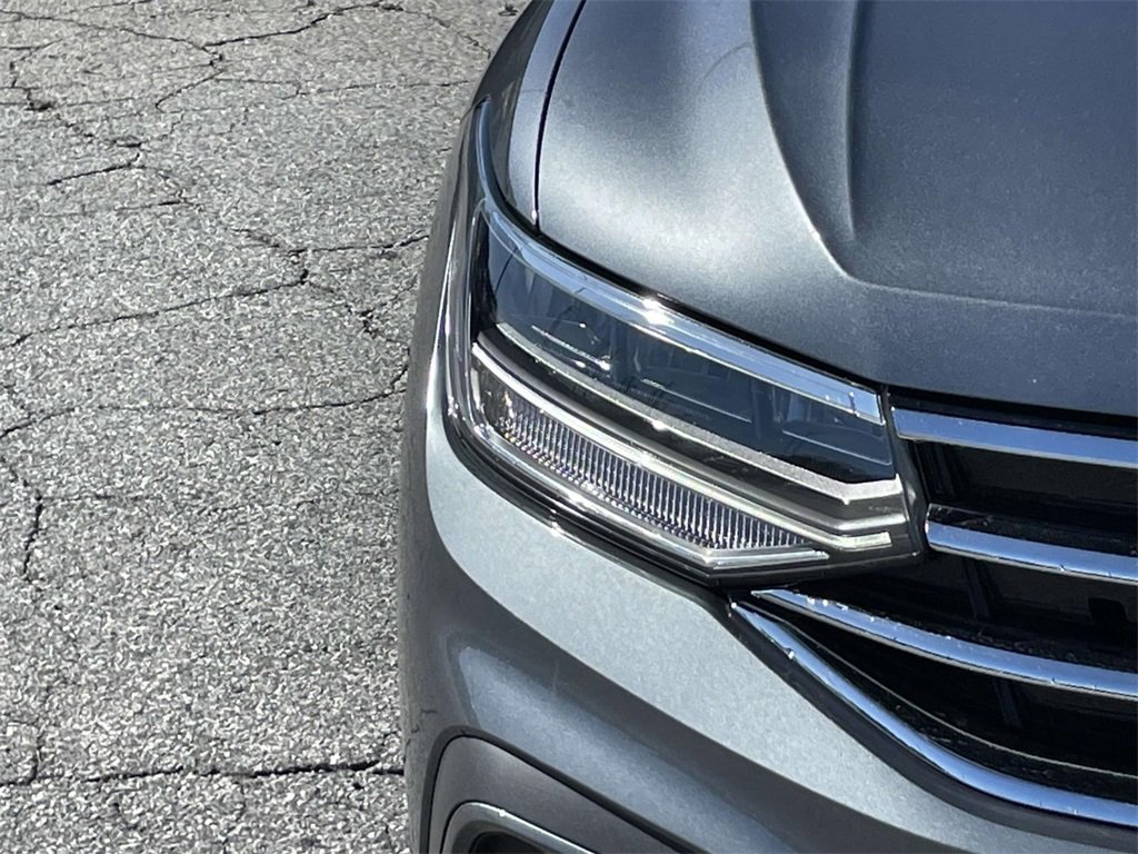 Certified 2022 Volkswagen Tiguan SE image 9