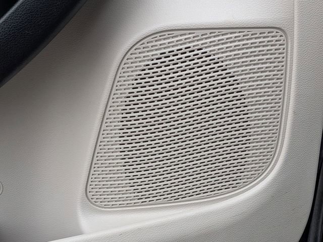 Used 2024 Chrysler Pacifica Touring-L image 16