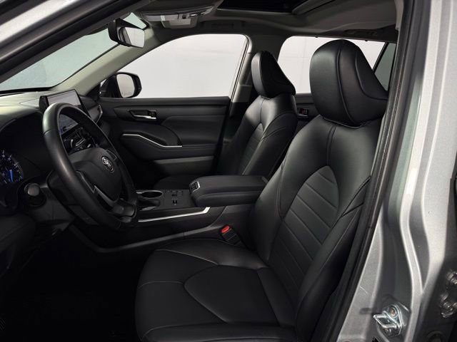 Used 2023 Toyota Highlander XLE image 14