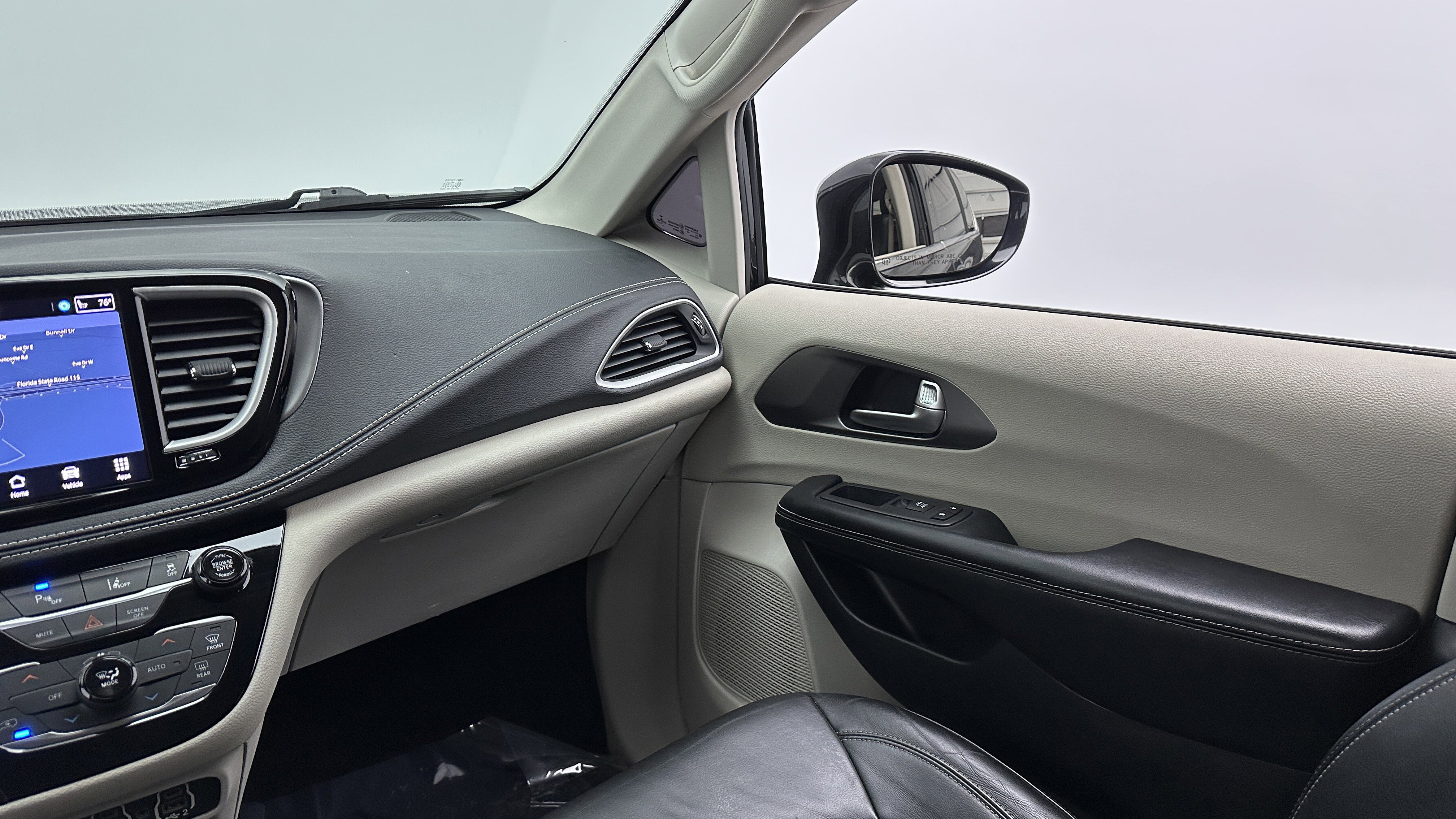 Used 2022 Chrysler Pacifica Touring-L w/ Uconnect Theater Family Group image 27