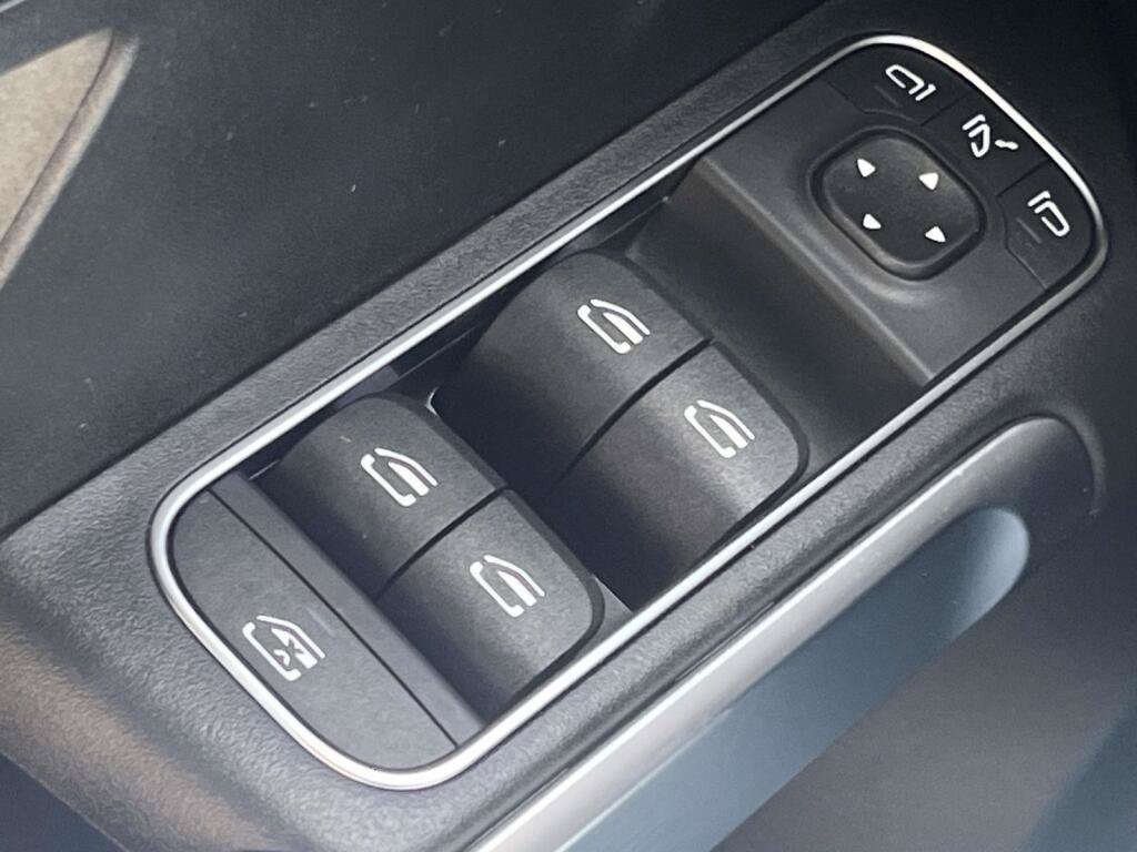 Certified 2024 Mercedes-Benz GLB 250 4MATIC image 33