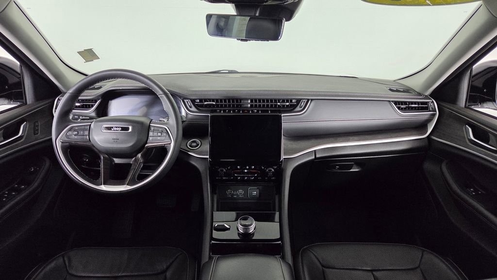 Used 2023 Jeep Grand Cherokee Limited w/ Luxury Tech Group II image 40