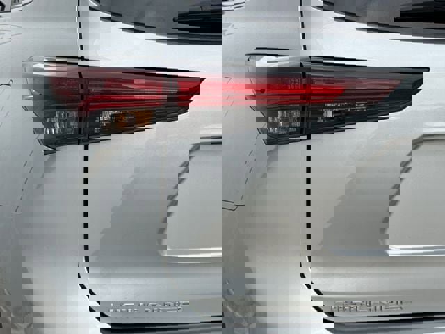 Used 2024 Toyota Highlander LE AWD/4WD image 6