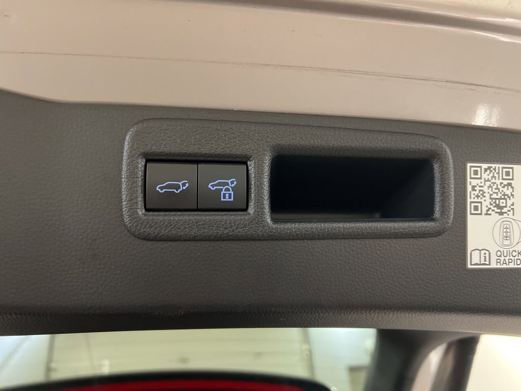 Used 2022 Toyota Venza XLE image 34