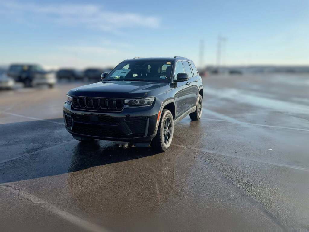 New 2026 Jeep Grand Cherokee Altitude image 3