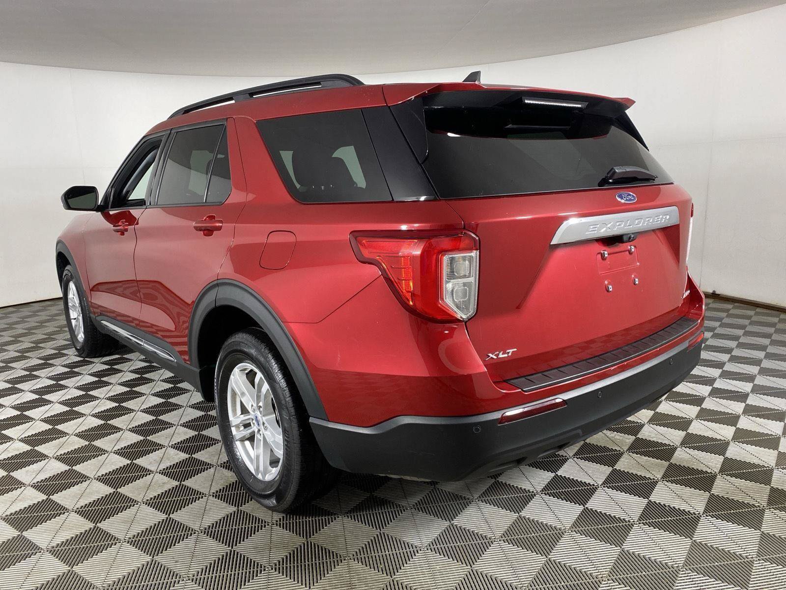 Used 2023 Ford Explorer XLT AWD/4WD image 13
