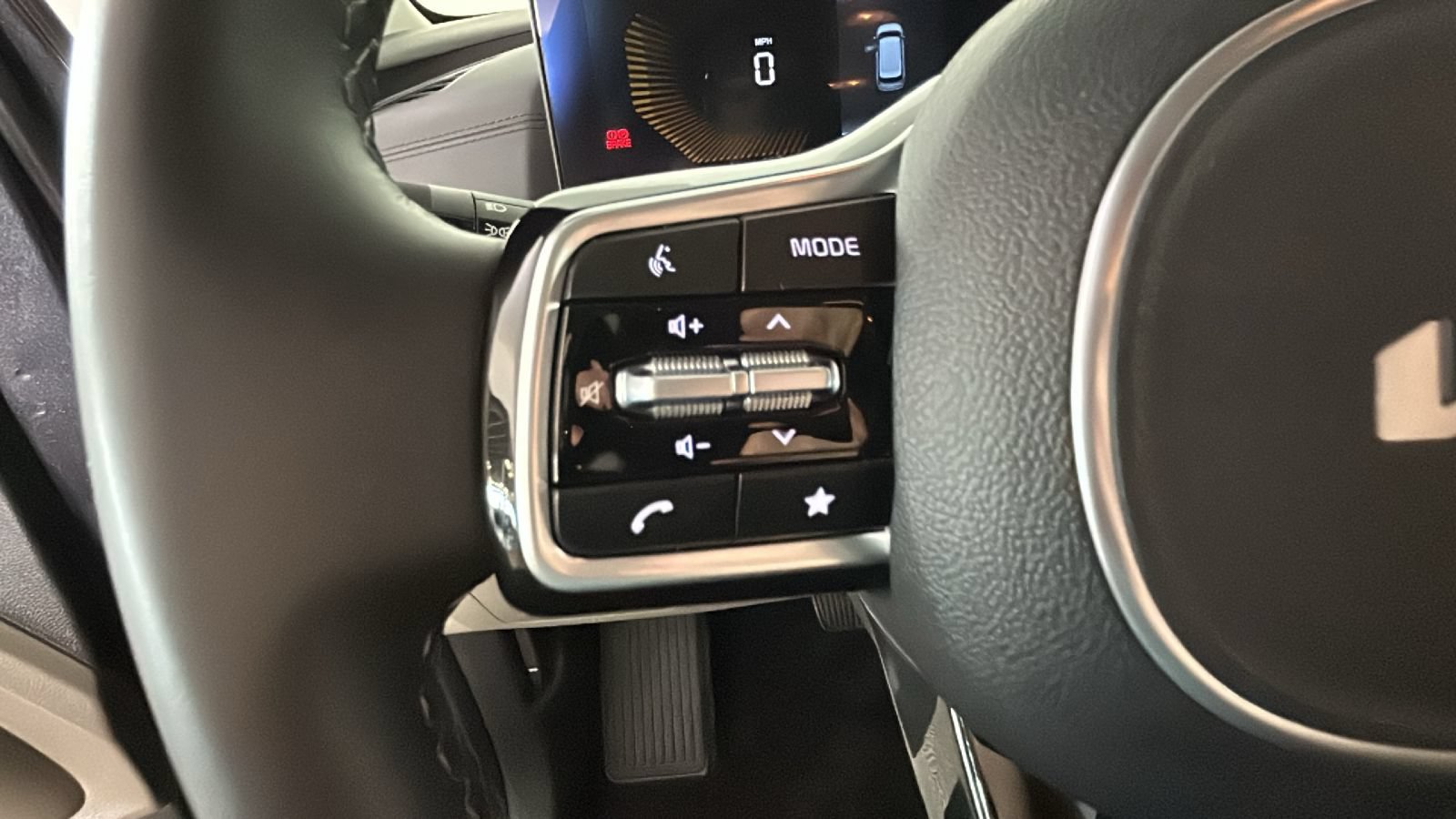 Used 2026 Kia Carnival EX FWD image 18