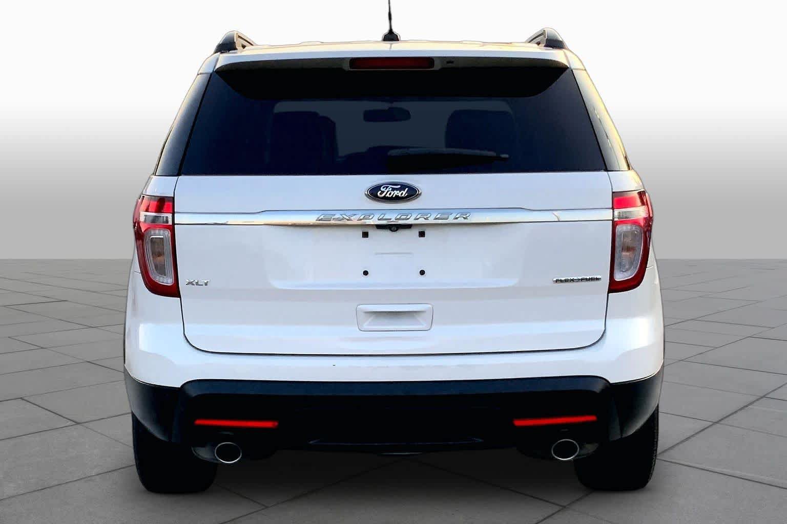 Used 2015 Ford Explorer XLT w/ Equipment Group 202B FWD image 5