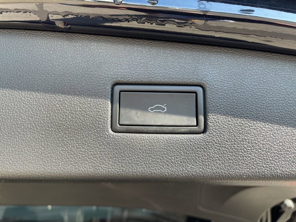 Used 2022 Volkswagen Tiguan SE R-Line image 46