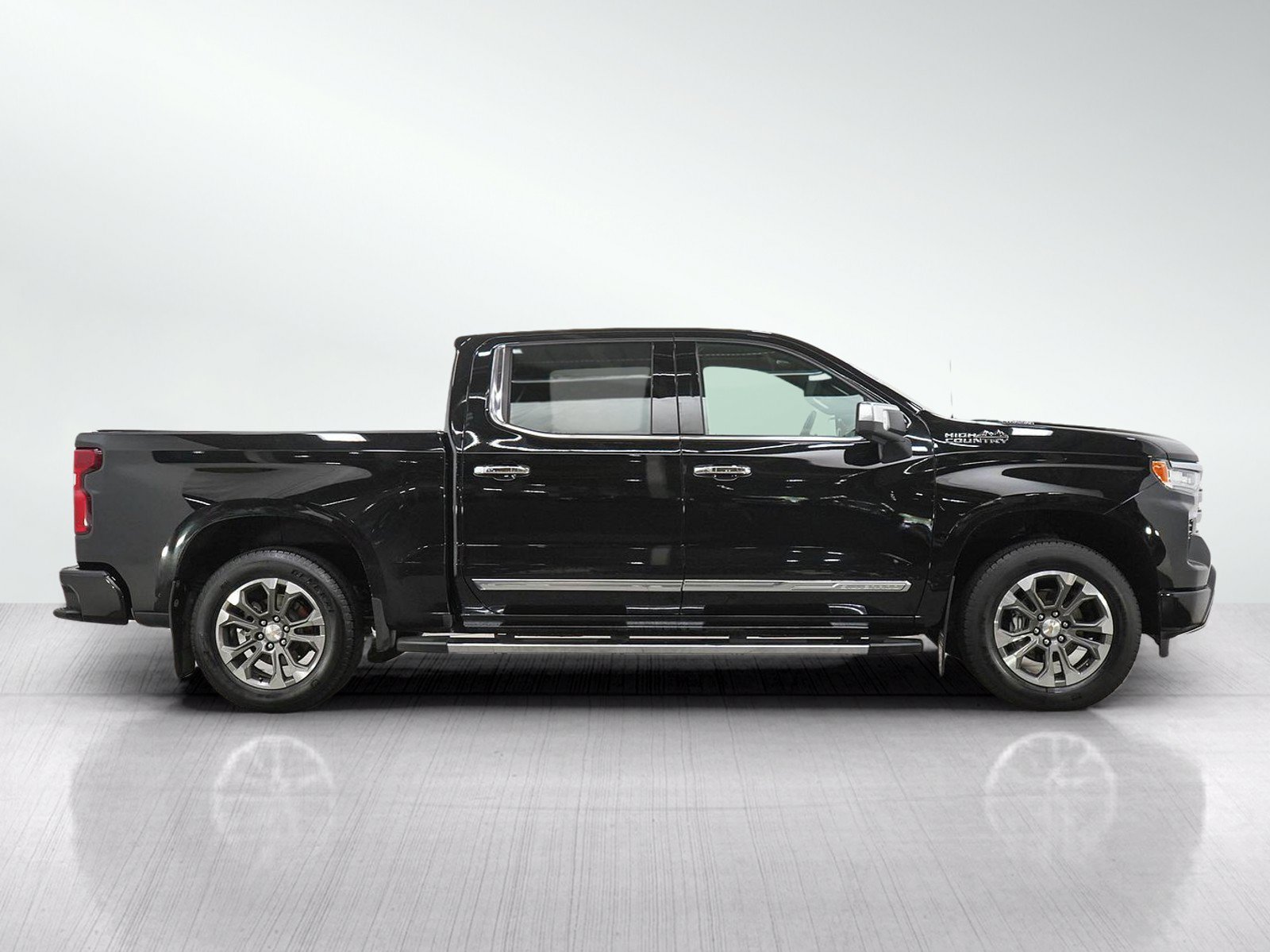 Used 2025 Chevrolet Silverado 1500 High Country w/ Technology Package AWD/4WD image 6