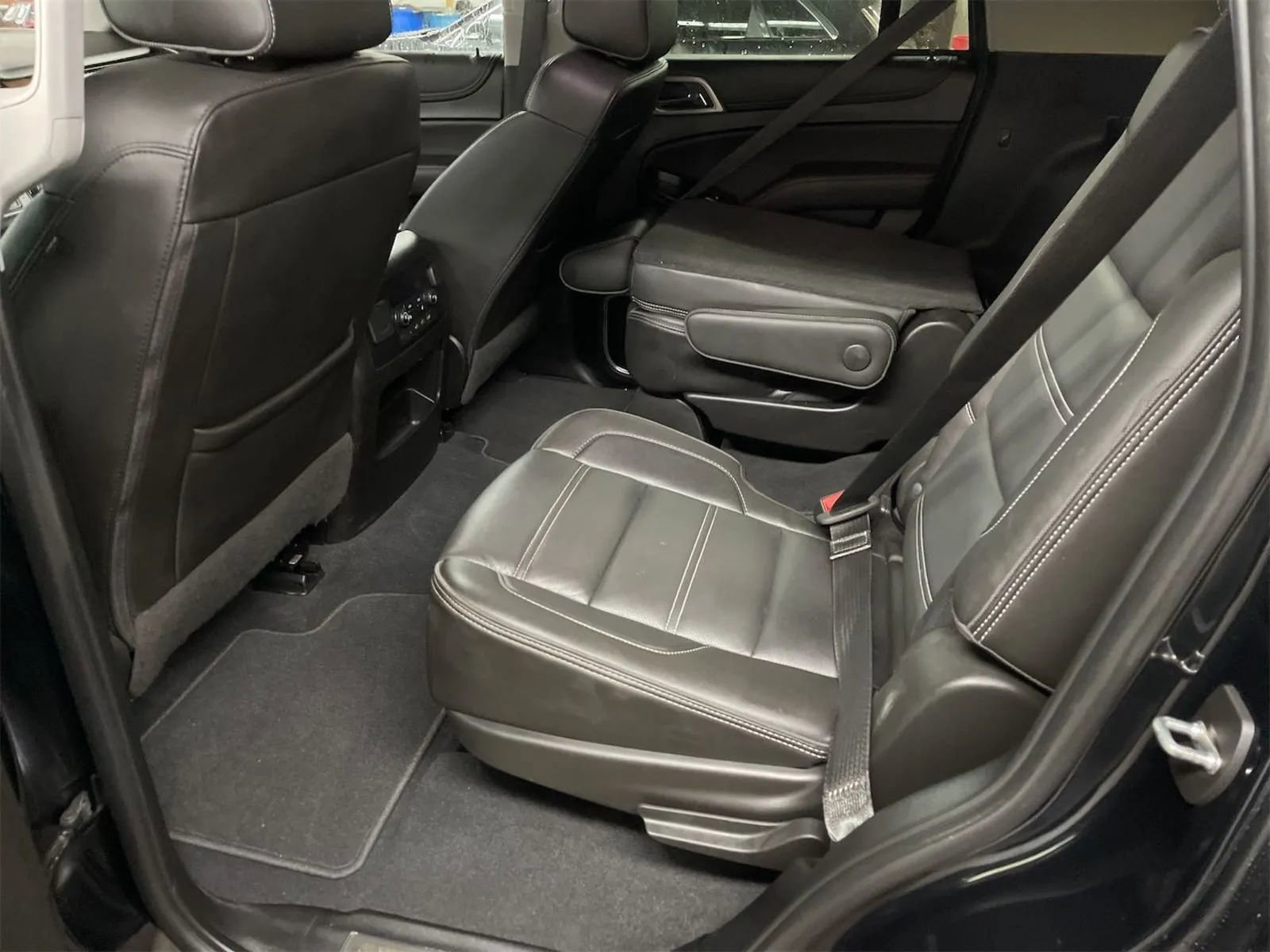 Used 2019 GMC Yukon Denali w/ Denali Ultimate Black Edition image 13