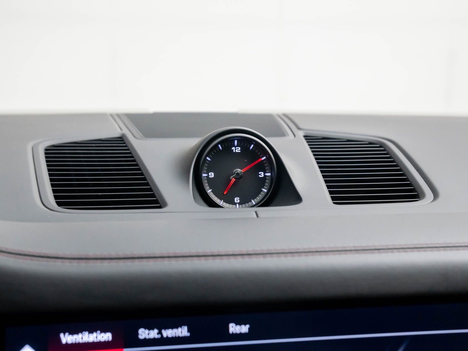 Certified 2023 Porsche Cayenne Platinum Edition image 29