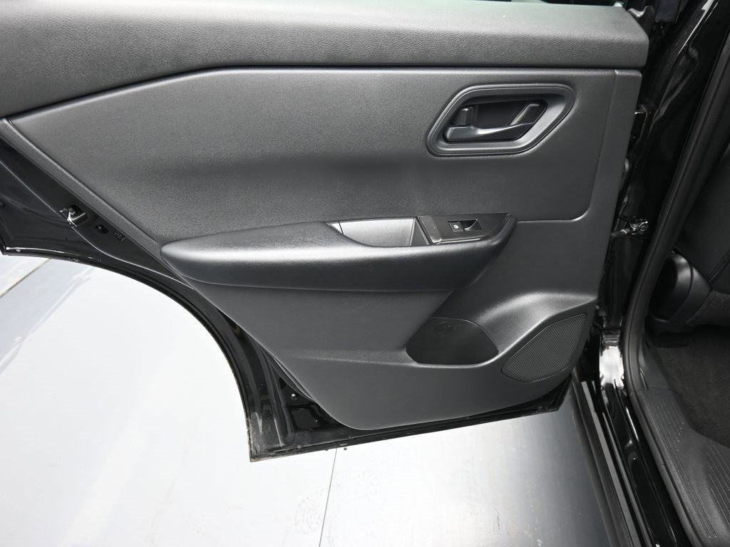 Used 2025 Nissan Rogue S image 11