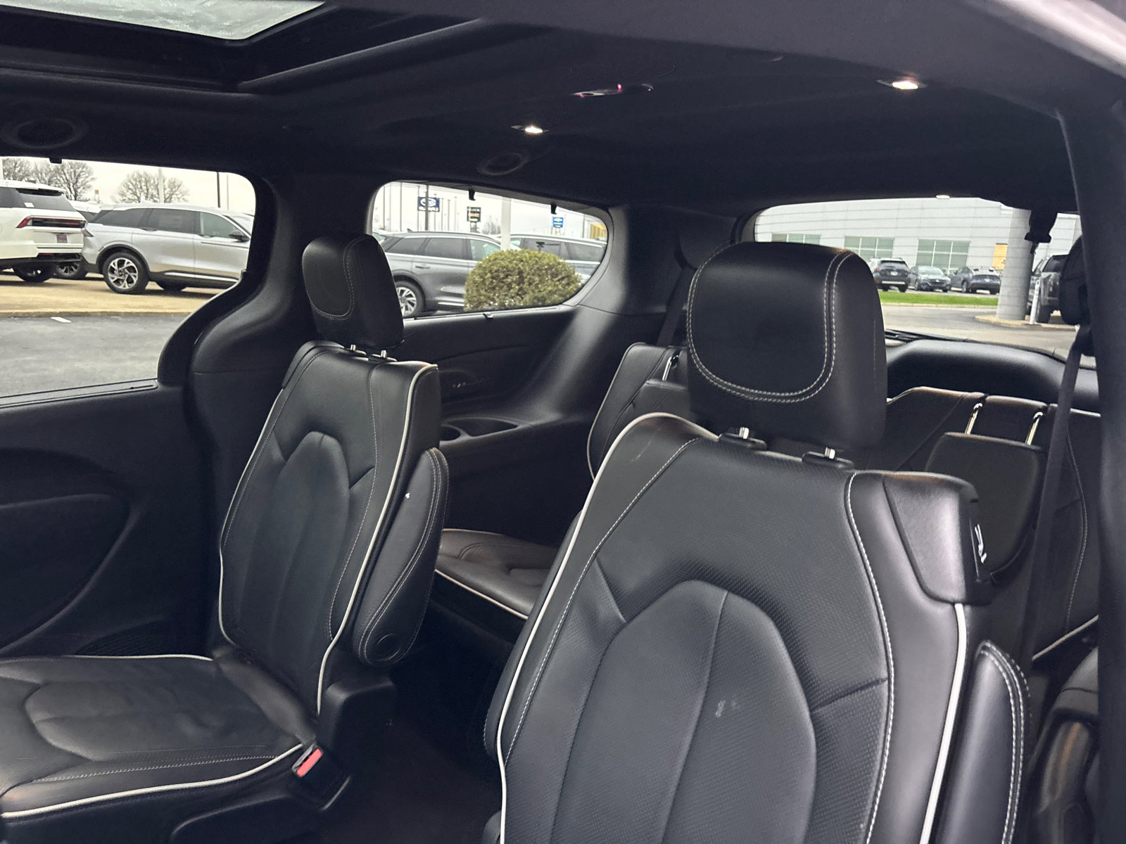 Used 2023 Chrysler Pacifica Limited w/ Uconnect Theater Family Group image 27