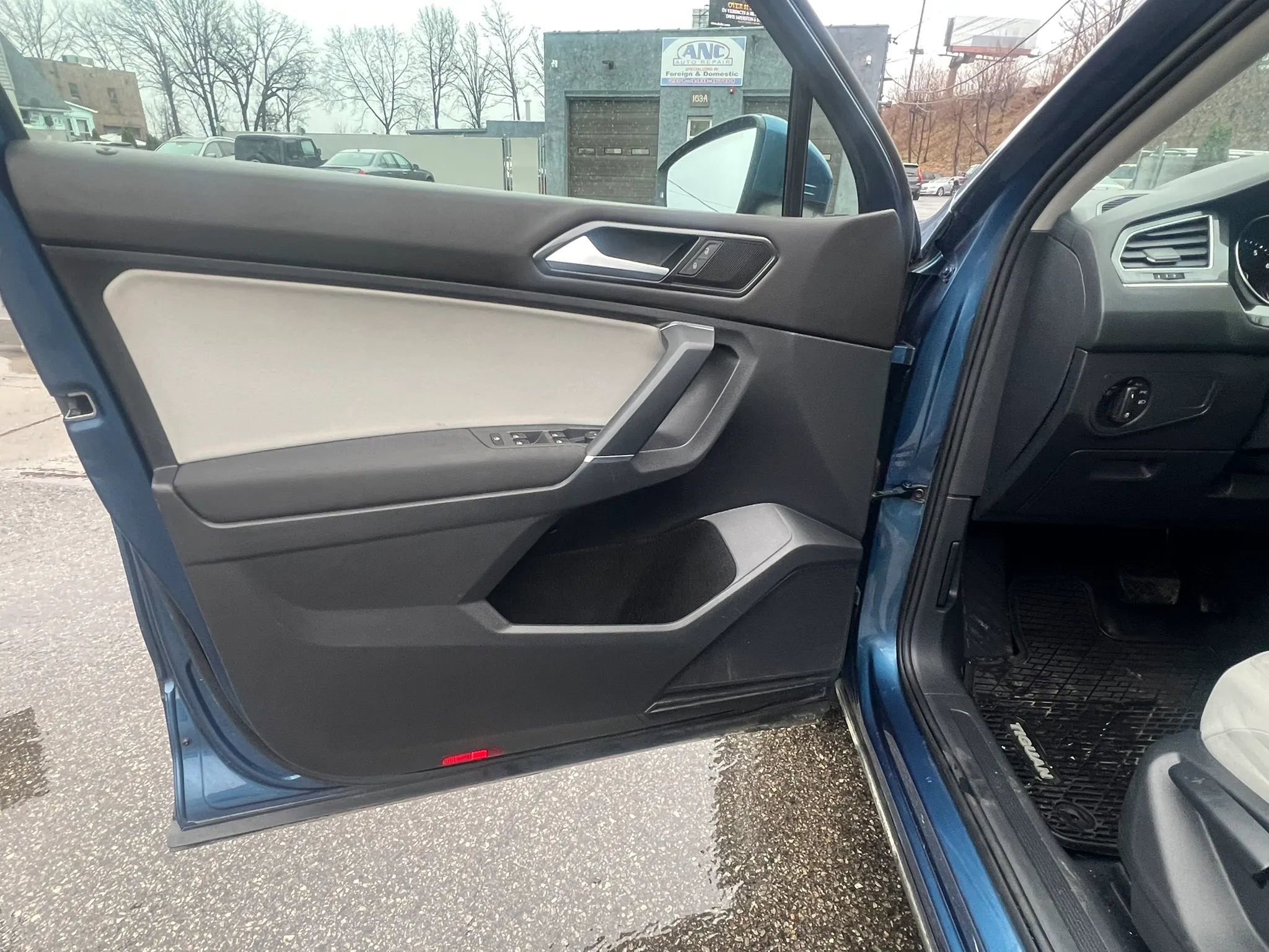 Used 2018 Volkswagen Tiguan S image 21