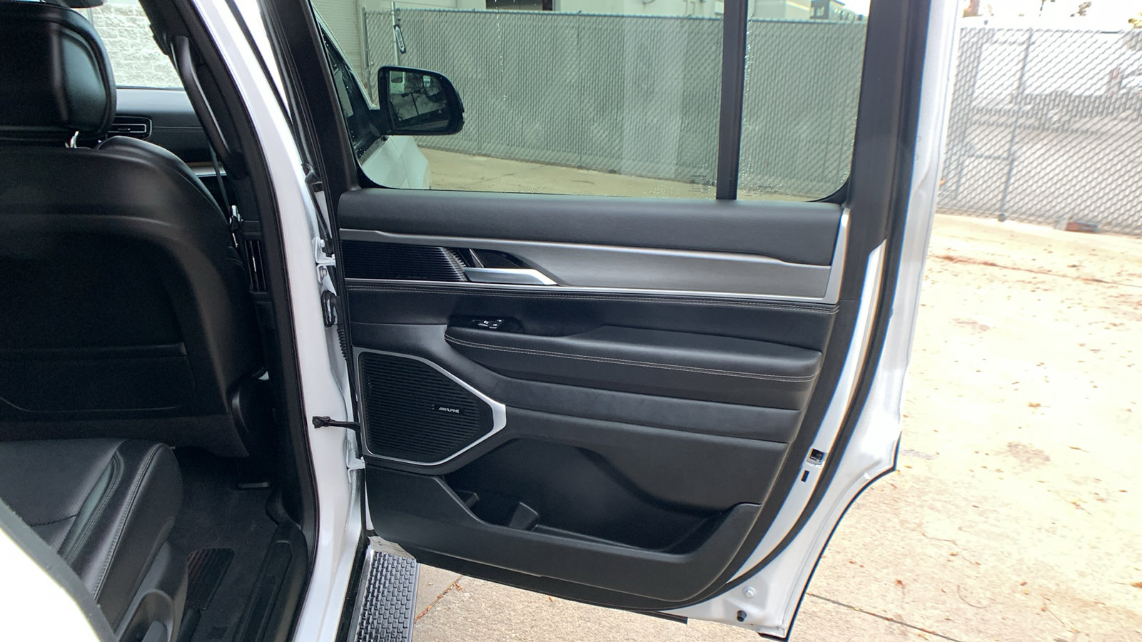 Used 2025 Jeep Wagoneer 4WD image 28