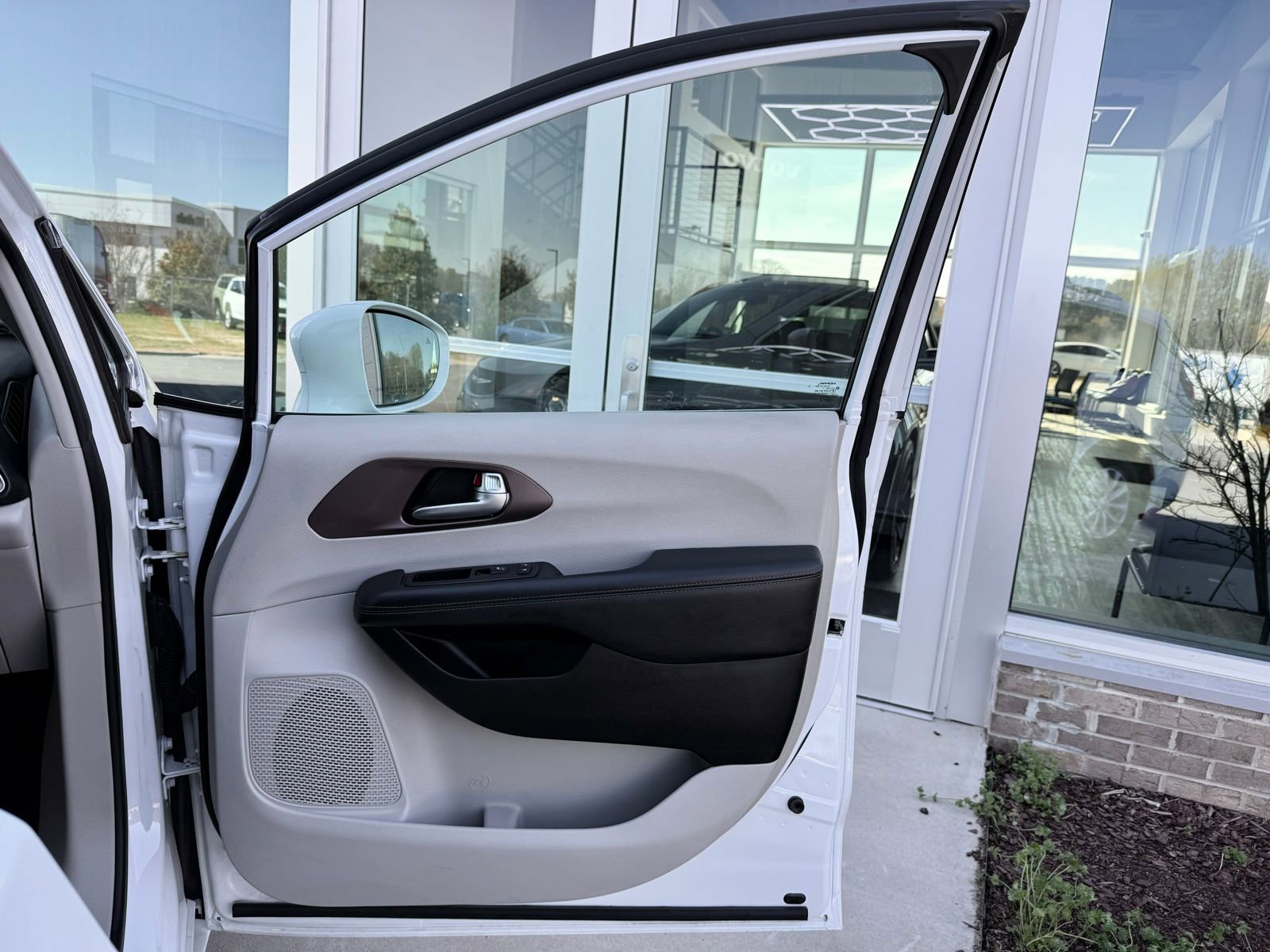 Used 2018 Chrysler Pacifica Touring-L image 24