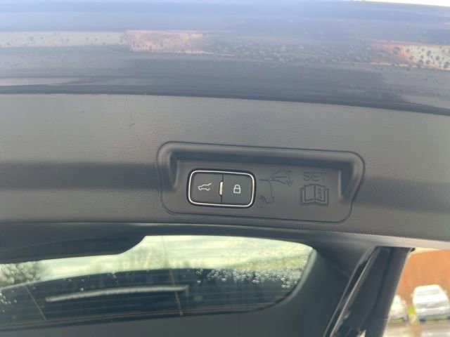 Used 2024 Ford Explorer XLT image 17