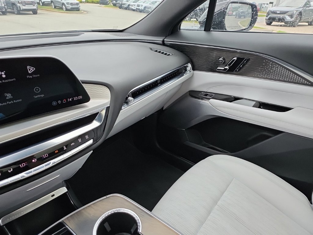 Used 2023 Cadillac Lyriq 2WD image 28