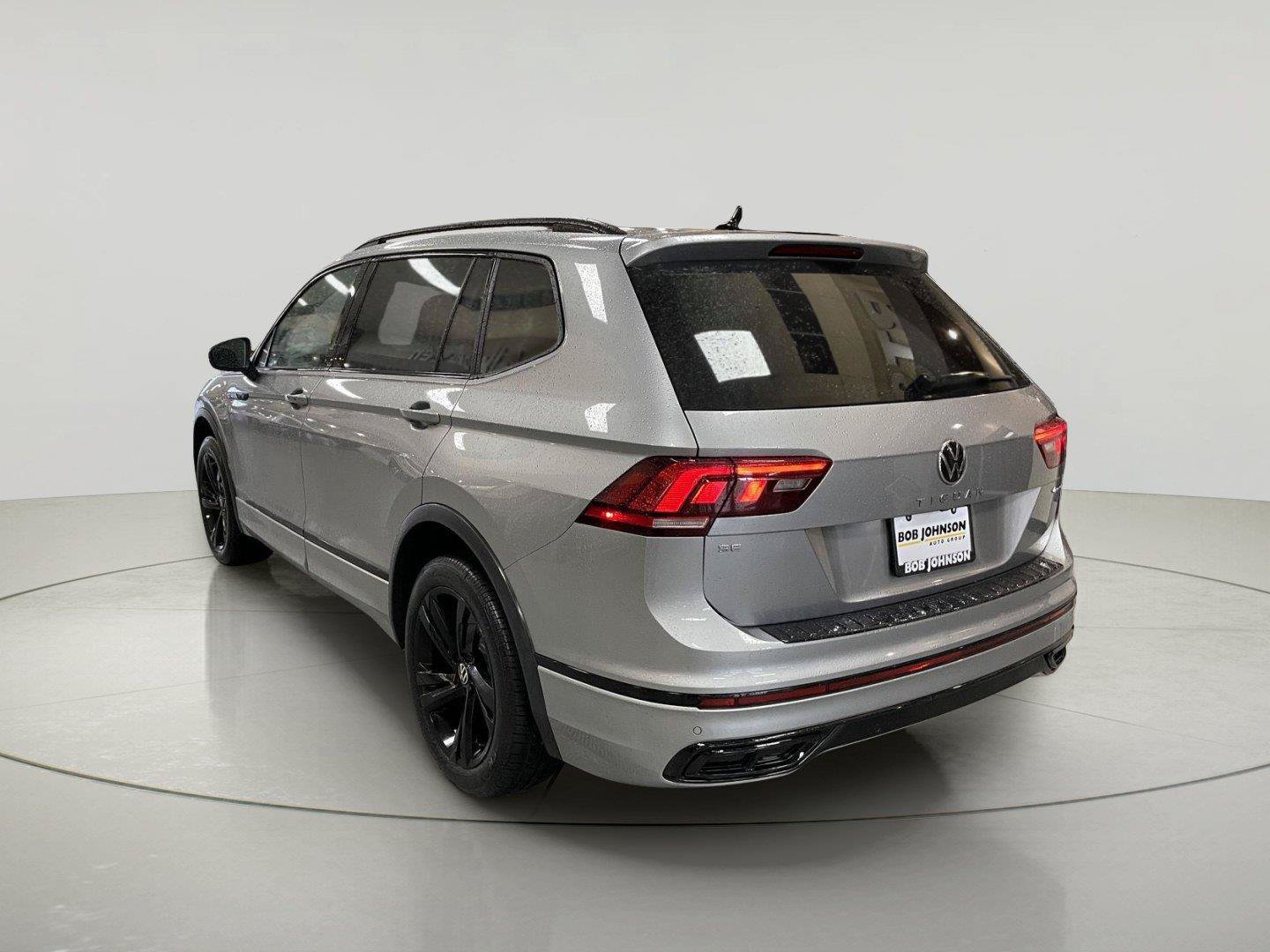 Used 2024 Volkswagen Tiguan SE R-Line AWD/4WD image 5