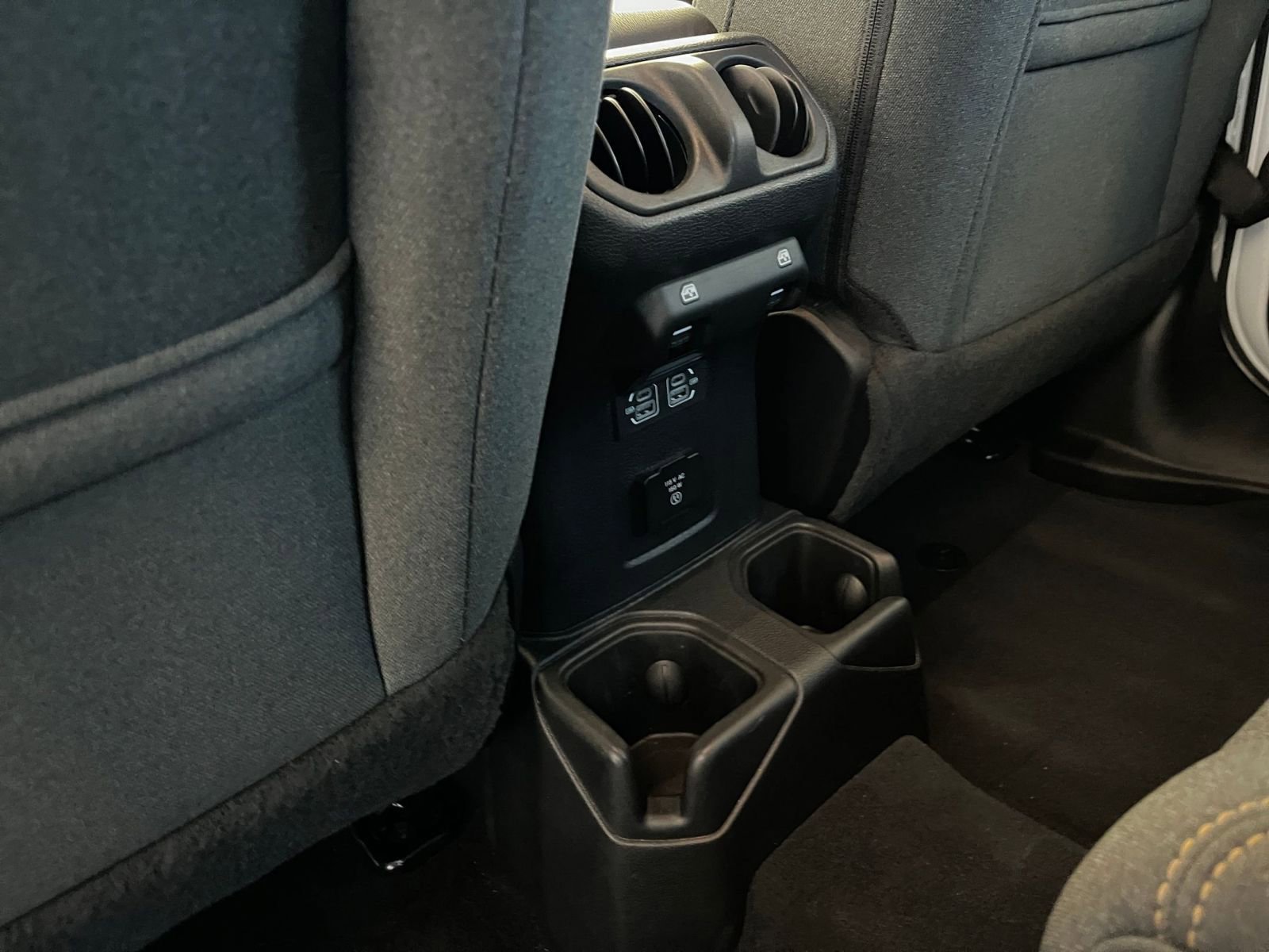 Used 2025 Jeep Wrangler Sahara image 24