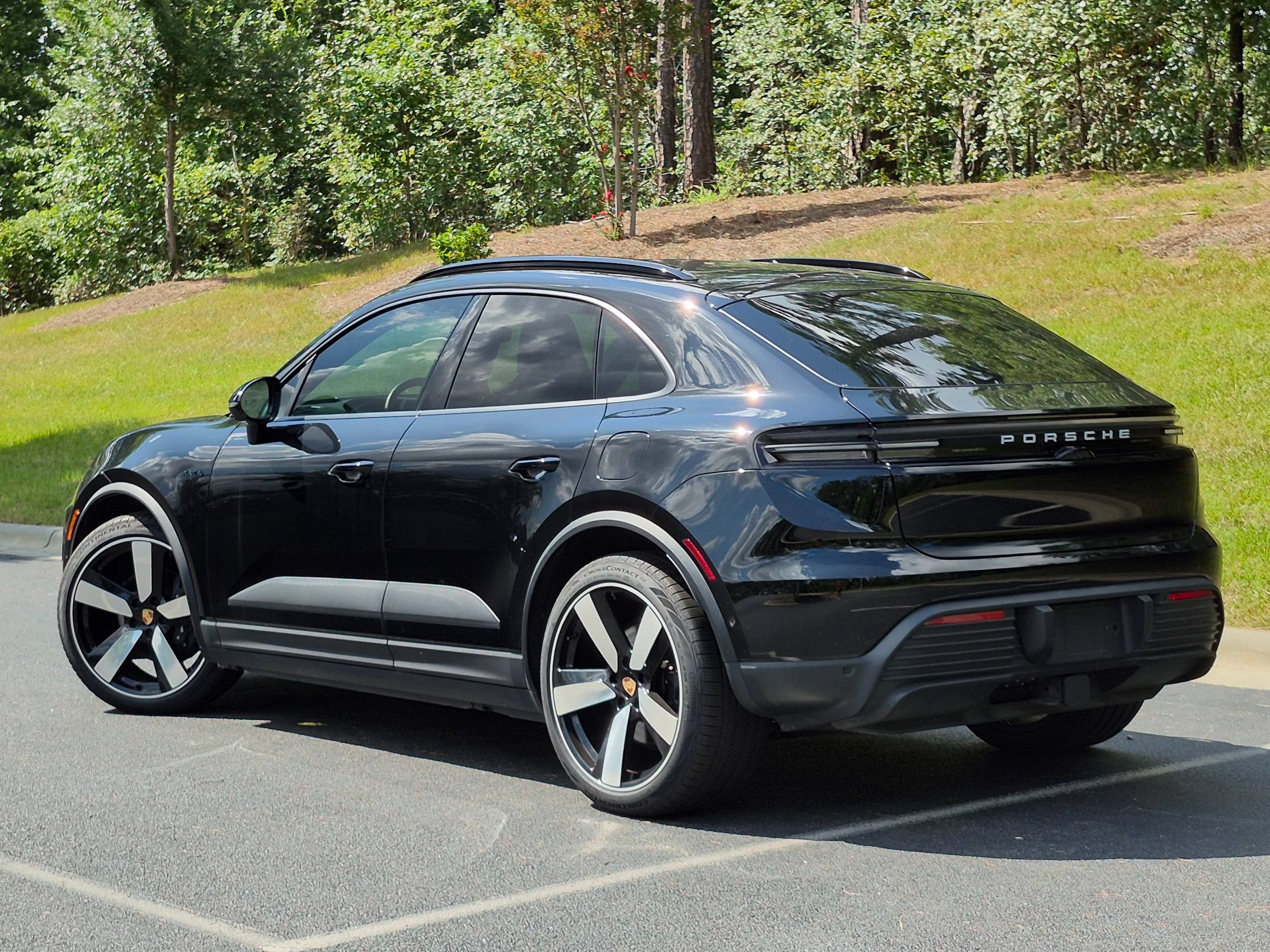 Certified 2025 Porsche Macan 4 Electric AWD/4WD image 3