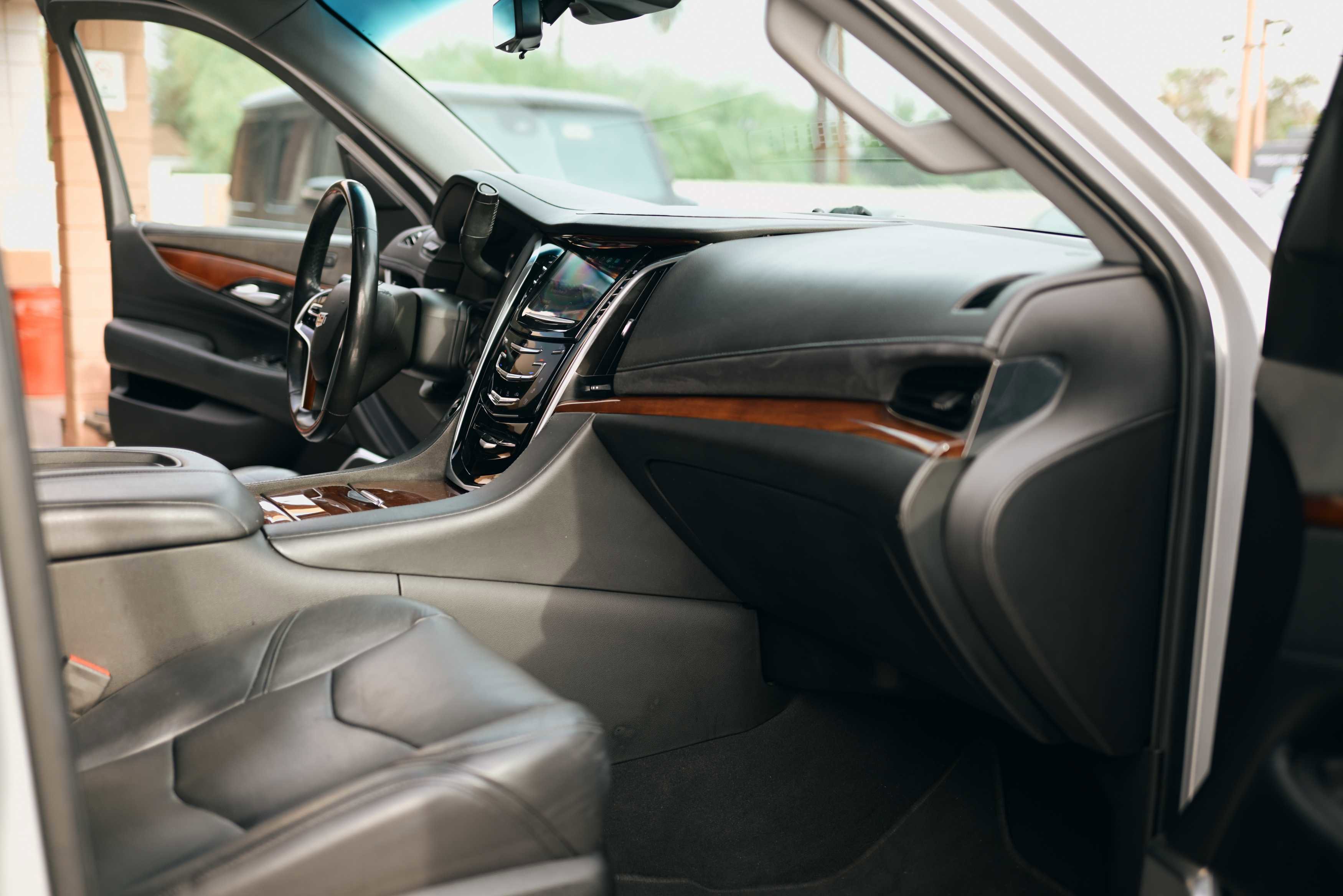 Used 2019 Cadillac Escalade ESV Luxury image 16