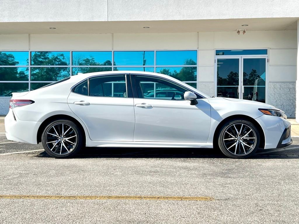 Used 2023 Toyota Camry SE image 3