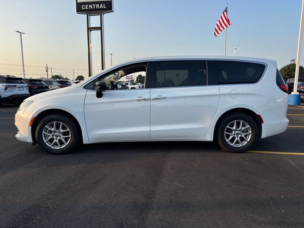 Used 2024 Chrysler Voyager LX FWD image 3
